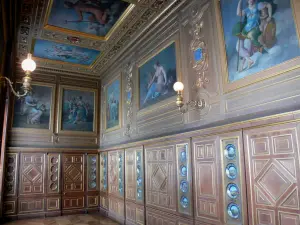 Schloß von Fontainebleau - Im Palast von Fontainebleau: Galerie Assiettes mit ihren Tellern aus Porzellan aus Sèvres