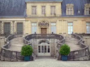 Schloß von Fontainebleau - Hufeisen-Treppe des Hofes Cheval Blanc (Abschiedshof) und Fassade des Palastes von Fontainebleau