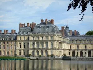 Schloß von Fontainebleau - Karpfenteich und Fassaden des Palastes von Fontainebleau