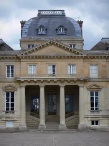 Schloss Marais - Kuppel und Säulenumgang (Kolonnade) des Schlosses im Stil Ludwig XVI.; auf der Gemeinde Le Val-Saint-Germain