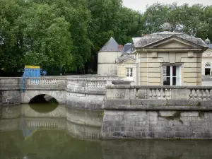 Schloss Marais - Pavillons der Schlossterrasse, Wassergräben, runder Turm (Taubenhaus) und Eingangsgitter; auf der Gemeinde Le Val-Saint-Germain