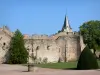 Schloss La Palice - Brunnen des Ehrenhofes, Befestigungsmauern, und Kirchturm der Kirche von Lapalisse im Hintergrund