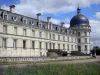 Schloss von Valençay - Klassische Fassade und Eckturm des Schlosses, Schlossallee und blühendes Blumen Schachbrett (Park)