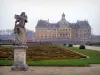 Schloß von Vaux-le-Vicomte - Fassade des Schlosses im klassizistischem Stil und französische Gärten von Le Nôtre mit Broderies-Beet, Standbild und Alleen