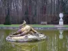 Schloß von Vaux-le-Vicomte - Schlosspark: Wasserbecken Tritons, Skulptur, Bank und Bäume