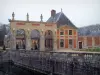 Schloß von Vaux-le-Vicomte - Nebengebäude aus Backstein und Stein, und Wassergräben