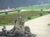 Schloß von Vaux-le-Vicomte - Statue (Skulptur) mit Blick auf die französischen Gärten von Le Nôtre (Broderies-Beete)