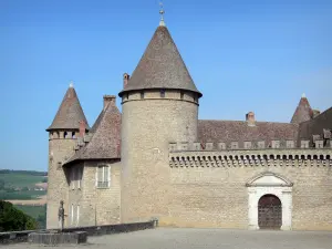 Schloß von Virieu - Mittelalterliche Festung, Bergfried, Eingangstor und Vorhof mit seinem Brunnen