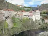 Schluchten des Allier - Häuser im Dorf Monistrol-d'Allier mit Blick auf den Fluss Allier