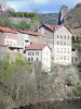 Schluchten des Allier - Häuser im Dorf Monistrol-d'Allier mit Blick auf den Fluss Allier