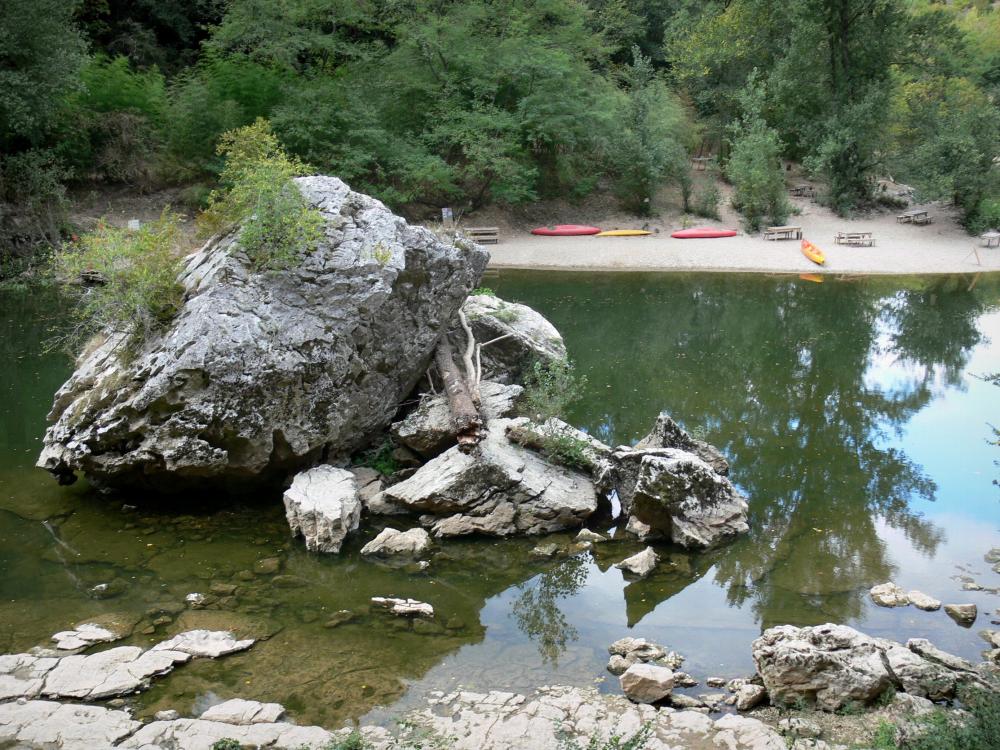 Schluchten des Aveyron - Fels, Fluss Aveyron, Paddelboote am Ufer, und Bäume