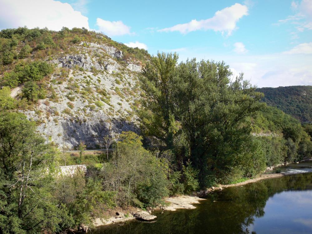 Schluchten des Aveyron - Fluss Aveyron gesäumt von Bäumen und Hügeln