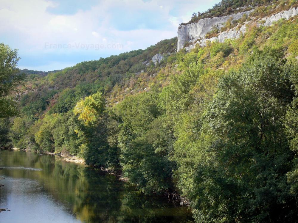 Schluchten des Aveyron - Fluss Aveyron gesäumt von Bäumen