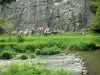 Schluchten von Saulges - Ausübung des Klettersports an einer Felswand des eingeengten Tals, Fluss Erve vorne