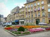 Sedan - Parterre de fleurs et façades de la place de la Halle, dont celle de l'hôtel Poupart
