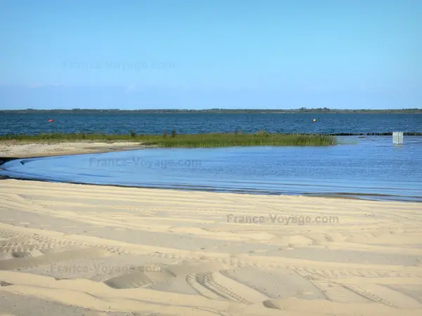 See von Hourtin-Carcans - Sandstrand von Maubuisson, auf der Gemeinde Carcans, mit Blick auf den Badesee