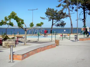 See von Hourtin-Carcans - Spielplatz mit Blick auf den Badesee, in Maubuisson, auf der Gemeinde Carcans