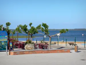 See von Hourtin-Carcans - Restaurant-Terrasse des Badeortes Carcans-Maubuisson mit Blick auf die Wasserfläche