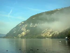 See von Nantua - Berg dominiert den See; im Haut-Bugey