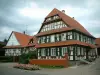Seebach - Maisons blanches à colombages aux fenêtres décorées de fleurs (géraniums)