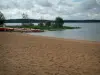 Seen des Waldes Orient - Sandstrand von Géraudot, festgebundene Tretboote, Bäume, See Orient, Wald im Hintergrund und Wolken im Himmel (Regionaler Naturpark des Waldes Orient)