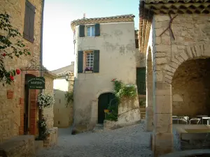 Séguret - Gepflasterte Gasse, mit Häusern und Waschhaus des Dorfes