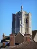 Seignelay - Tour-clocher de l'église Saint-Martial et toits de maisons de la ville