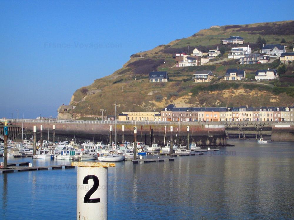 Guide de Seine-Maritime - Fécamp - Port avec ses bateaux et maisons de la ville