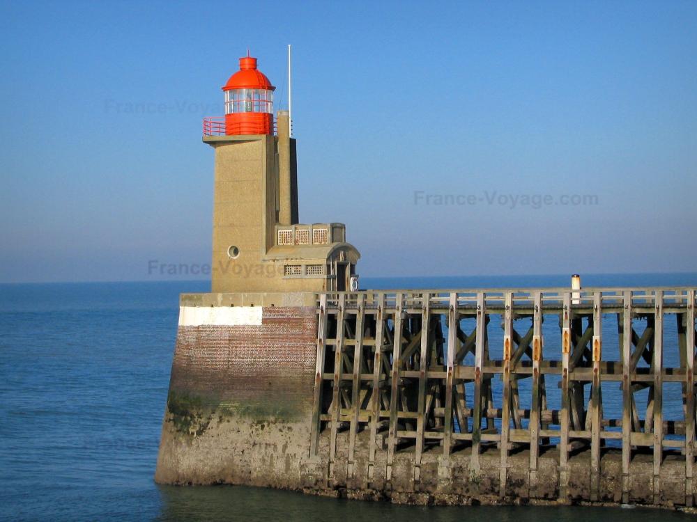 Guide de Seine-Maritime - Paysages de Normandie - Estacade en bois et feu (balise) de l'entrée du port de Fécamp, et mer (la Manche)