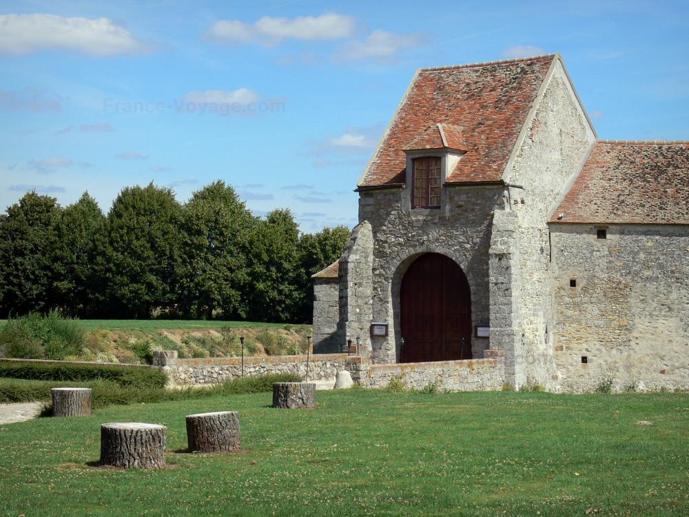 Guide de la Seine-et-Marne - Fief des Epoisses - Entrée de l'ancienne ferme médiévale fortifiée, pelouses et arbres ; sur la commune de Bombon