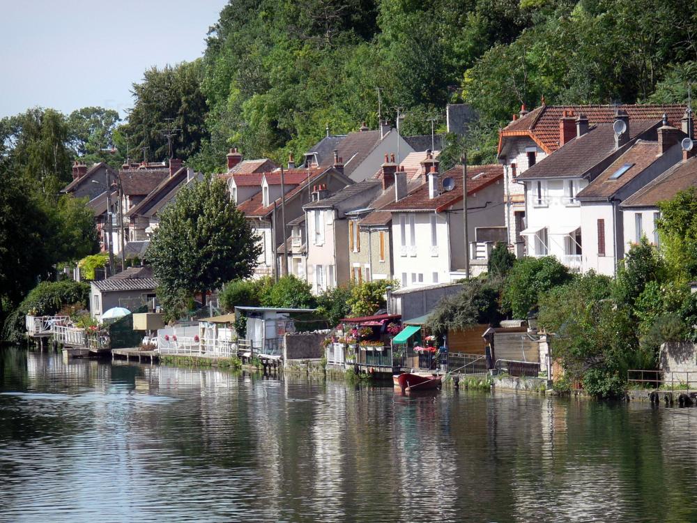 Guide de la Seine-et-Marne - Nemours - Façades de maisons donnant sur la rivière Loing
