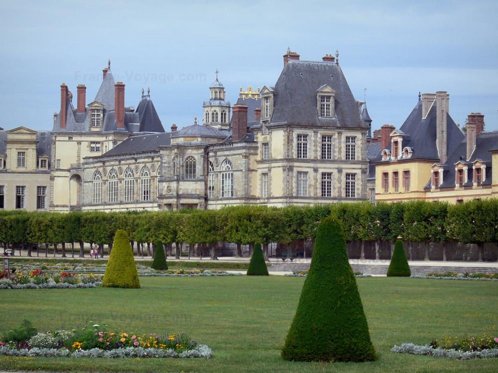 Guide de la Seine-et-Marne - Château de Fontainebleau - Palais de Fontainebleau et grand parterre du jardin à la française