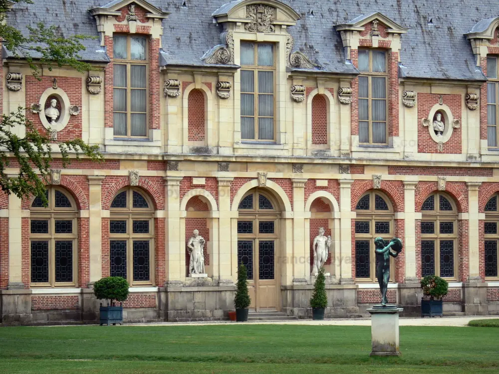 Guide de la Seine-et-Marne - Jardins du château de Fontainebleau - Jardin de Diane et façade du palais de Fontainebleau