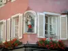 Sélestat的 - 粉红色的房子，窗户装饰着花朵（天竺葵）