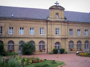 Semur-en-Brionnais - Facade and flowerbeds