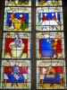 Semur-en-Auxois - 巴黎圣母院学院教堂的内部：彩色玻璃