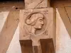 Sens - Sculptuur die de vakwerkgevel van het huis van Abraham siert