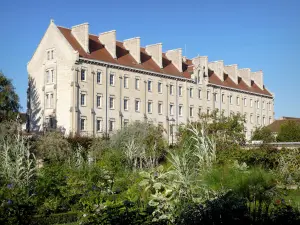 Sens - Orangerie garden and facade of the Montpezat college