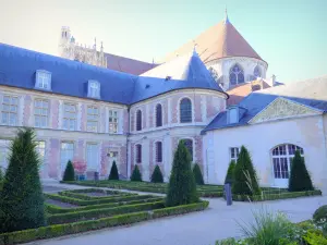 Sens - Orangerie garden, archiepiscopal palace and apse of Saint-Étienne cathedral