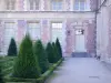 Sens - Bloemperken van de tuin van de Orangerie en gevel van het aartsbisschoppelijk paleis