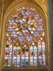 Sens - Binnen in de kathedraal Saint-Étienne: glas-in-loodramen in het roosvenster van het zuidelijke transept