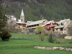 Serre-Chevalier - Serre-Chevalier 1400 (El Bez), esquí (esquí): torre de la iglesia y las casas en la aldea de Le Bez, prados y árboles