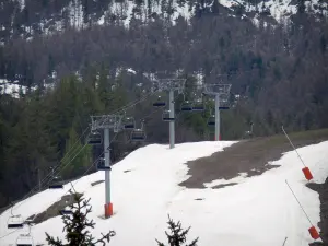 Serre-Chevalier - Serre-Chevalier, station de ski (station de sports d'hiver) : télésiège (remontée mécanique), neige et arbres, au printemps
