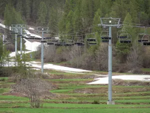 Serre-Chevalier - Serre-Chevalier 1500 (De Monetier-les-Bains), ski (ski resort): stoeltjeslift (skilift), bomen en weiden in het voorjaar en in het Parc National des Ecrins