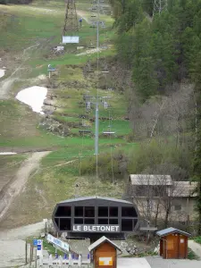Serre-Chevalier - Serre-Chevalier 1350 (Chantemerle), esquí (esquí): Luc Alphand, pista de elevación (ascensor) y los árboles en primavera