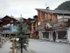 Serre-Chevalier - Serre-Chevalier 1350 (Chantemerle), station de ski (station de sports d'hiver) : sapin en premier plan, rue, chalets et boutiques