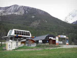 Serre-Chevalier - Serre-Chevalier 1500 (De Monetier-les-Bains), ski (skigebied): liften (liften) en bergen in het voorjaar