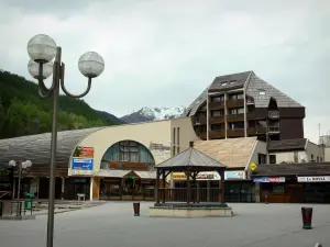 Serre-Chevalier - Serre-Chevalier 1350 (Chantemerle), ski (ski resort): plein met een kiosk en een lantaarnpaal, en commerciële centrum van Serre d'Aigle in Chantemerle