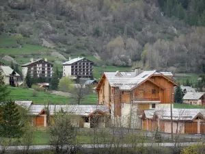 Serre-Chevalier - Serre-Chevalier 1500 (De Monetier-les-Bains), ski (ski resort): huisjes, weilanden en bomen in het Parc National des Ecrins