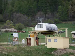 Serre-Chevalier - Serre-Chevalier 1400, skigebied (skigebied): stoeltjeslift (skilift) en bomen